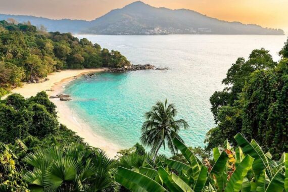 L’industria del turismo di Phuket genera 370 miliardi di baht in otto mesi , poco più di 8 miliardi di sterline